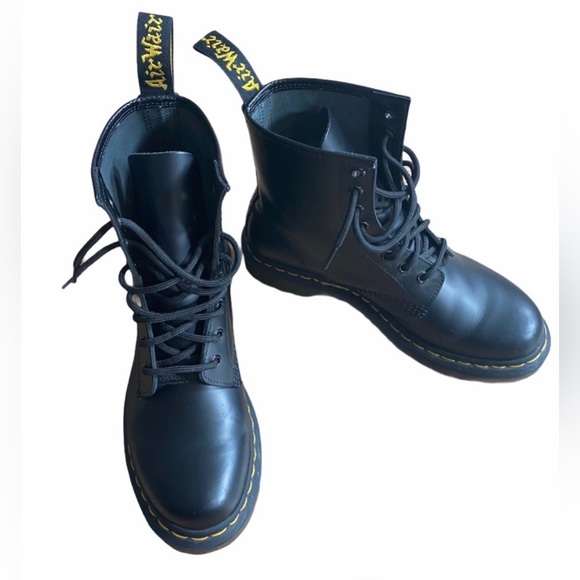 Dr. Martens Shoes - Dr. Martens 1460 Boots Sz 8 Smooth Leather
8 Eye